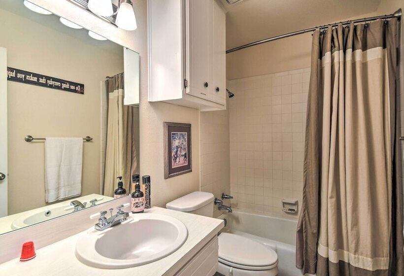 Unique Ranch Style Home < 2 Mi To Downtown!