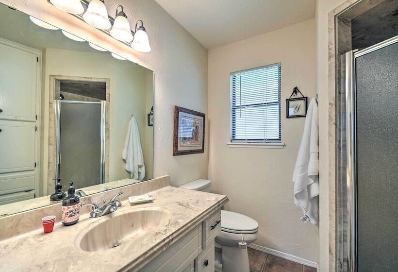 Unique Ranch Style Home < 2 Mi To Downtown!