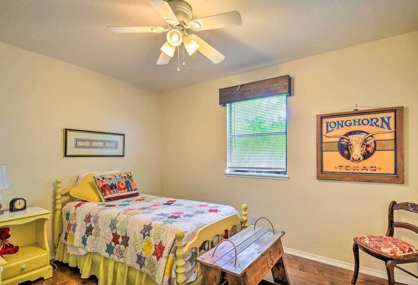 Unique Ranch Style Home < 2 Mi To Downtown!