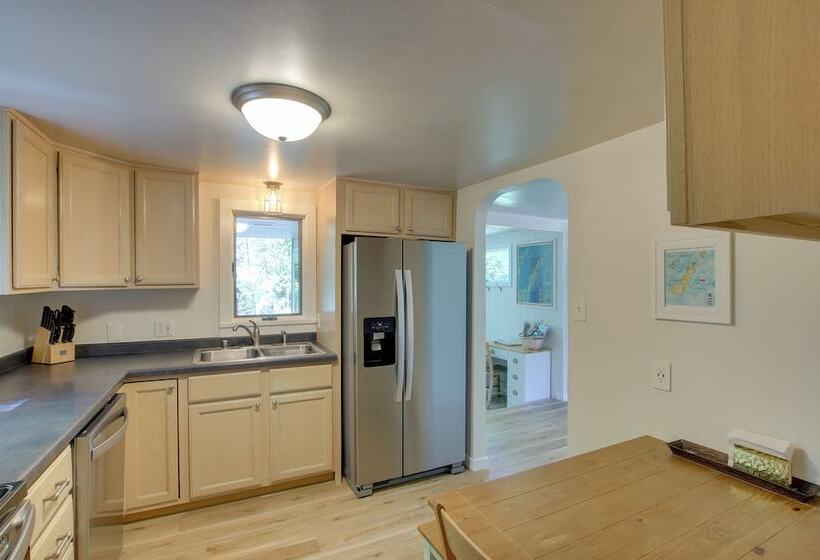 Updated Home W/ Deck: 2 Mi To Sister Bay Beach!