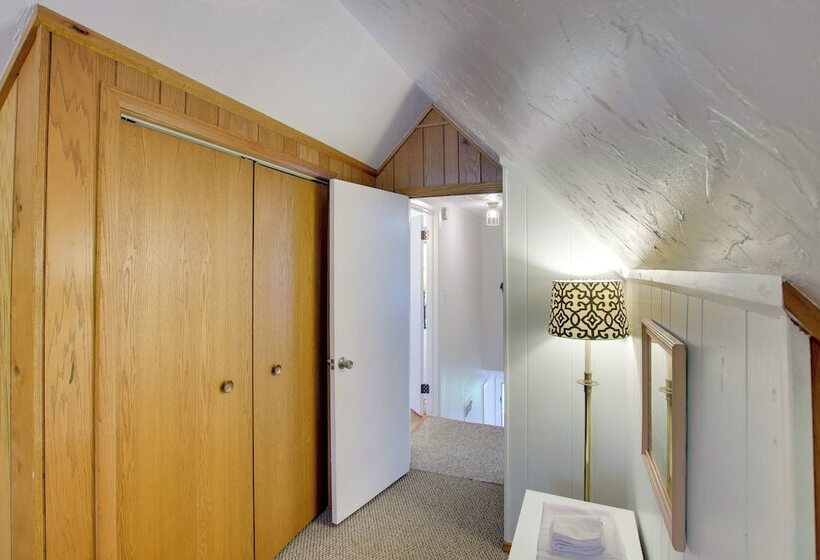 Updated Home W/ Deck: 2 Mi To Sister Bay Beach!