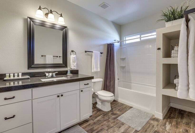 Updated Las Vegas House: Patio & Solar Heated Pool