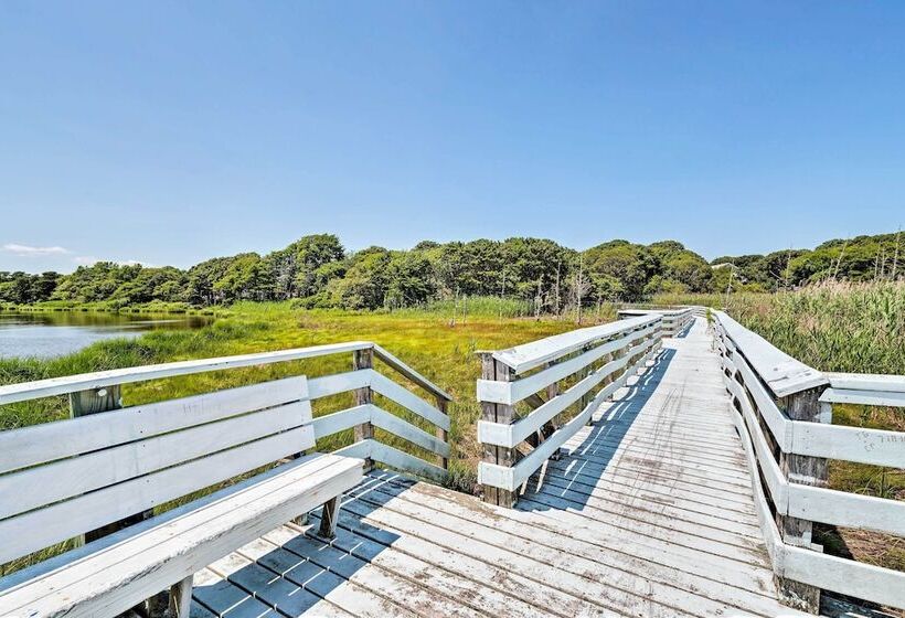 Updated Yarmouth Escape Near Swan Pond + Beaches!