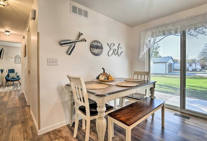 Warm + Cozy Buckeye Lake Home: Yard + Patios!