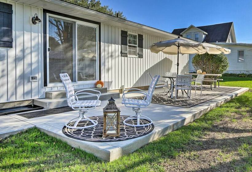 Warm + Cozy Buckeye Lake Home: Yard + Patios!