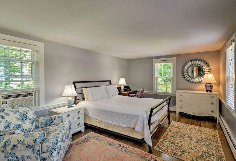 Waterfront Hyannis Gem: Walk To Hyannis Port Beach