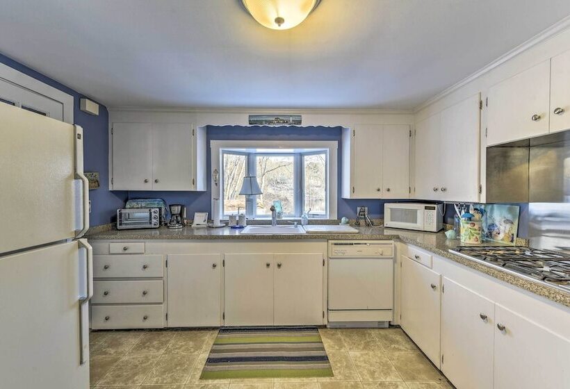 Waterfront Hyannis Gem: Walk To Hyannis Port Beach