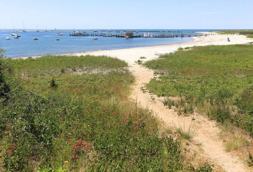 Waterfront Hyannis Gem: Walk To Hyannis Port Beach