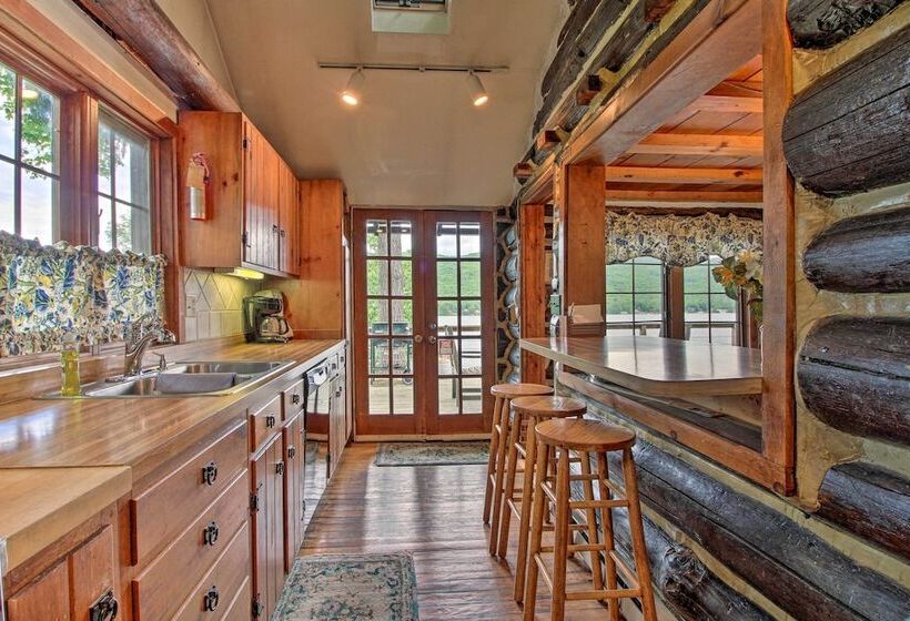Waterfront Lake George Cabin: Walk To Water