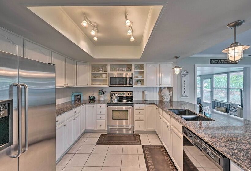 Waterfront Lake Placid Escape W/ Dock & Lanai