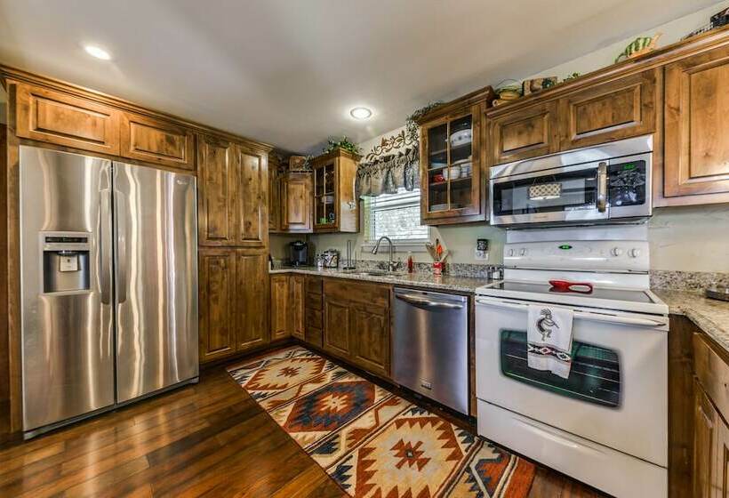 Woodsy & Peaceful Ruidoso Cabin: Hot Tub, Deck
