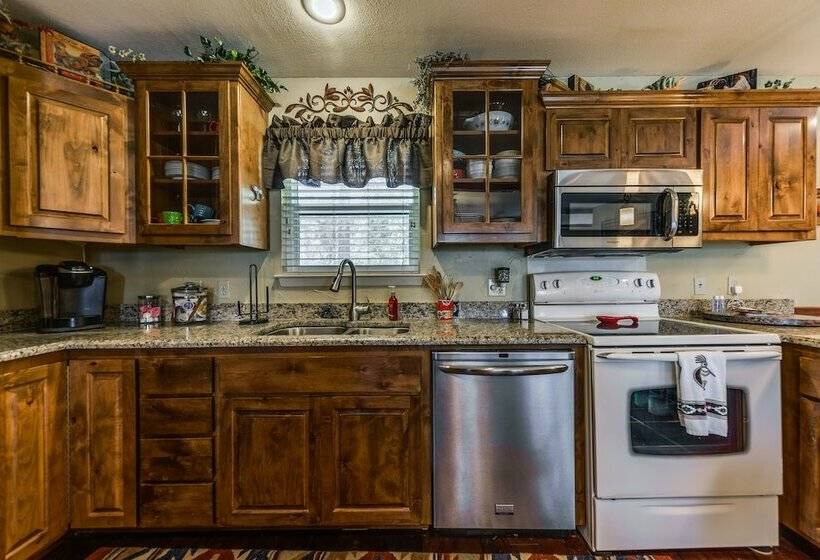 Woodsy & Peaceful Ruidoso Cabin: Hot Tub, Deck