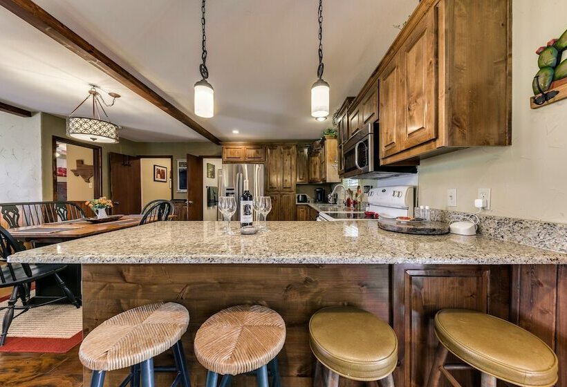 Woodsy & Peaceful Ruidoso Cabin: Hot Tub, Deck