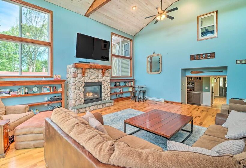 Private Dock & Pedal Boats: Poconos Lake House
