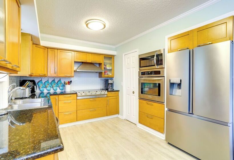 Alluring Largo Hideaway ~ 4 Miles To Beaches!