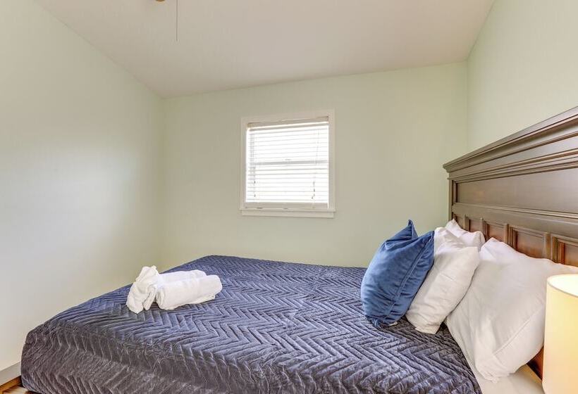 Alluring Largo Hideaway ~ 4 Miles To Beaches!