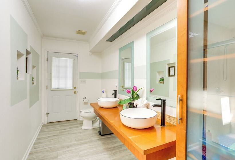 Alluring Largo Hideaway ~ 4 Miles To Beaches!