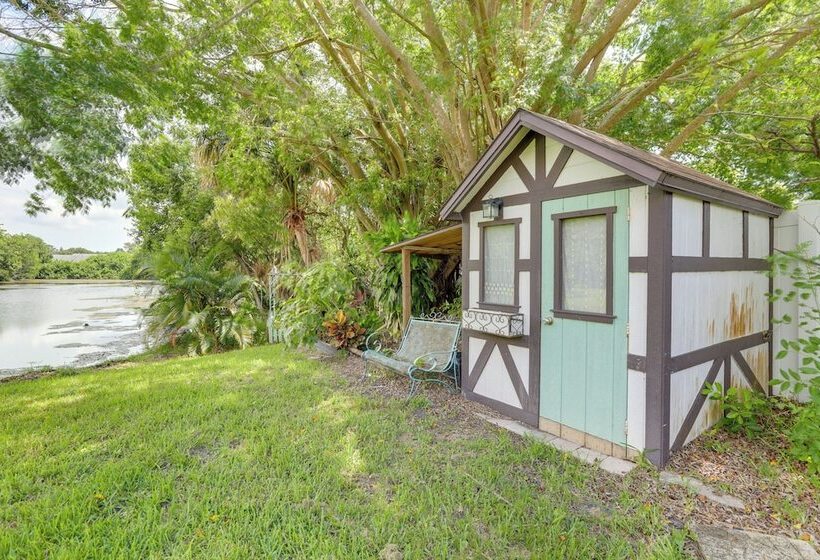 Alluring Largo Hideaway ~ 4 Miles To Beaches!