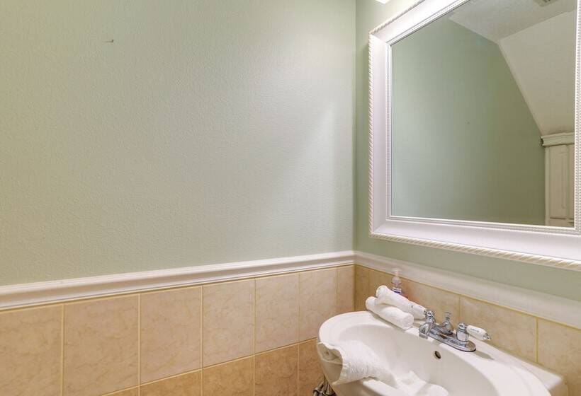 Alluring Largo Hideaway ~ 4 Miles To Beaches!