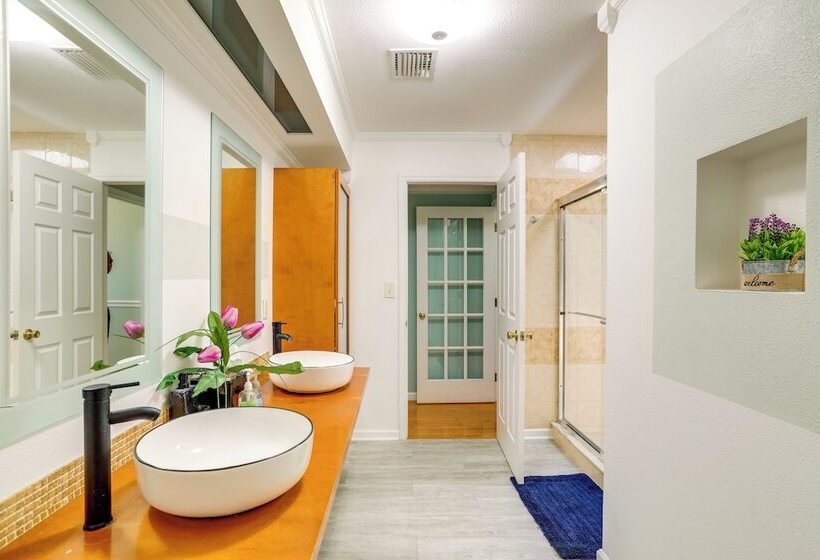 Alluring Largo Hideaway ~ 4 Miles To Beaches!