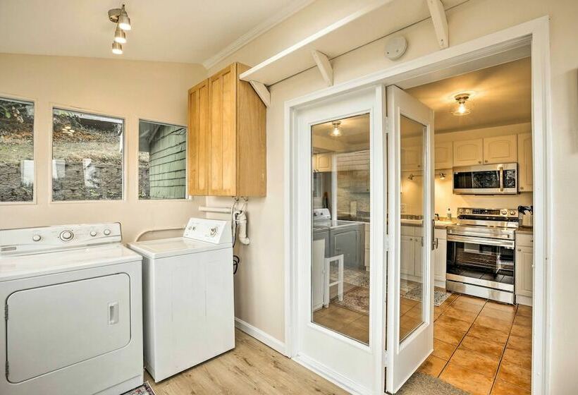 Anacortes Home: Short Walk To Similk Bay!