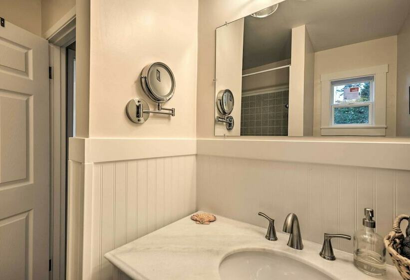 Anacortes Home: Short Walk To Similk Bay!