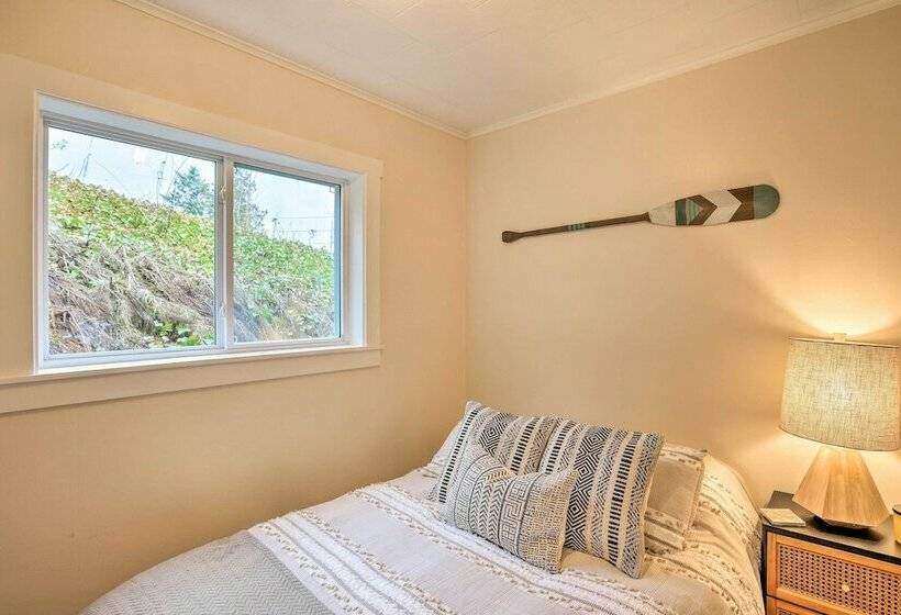 Anacortes Home: Short Walk To Similk Bay!