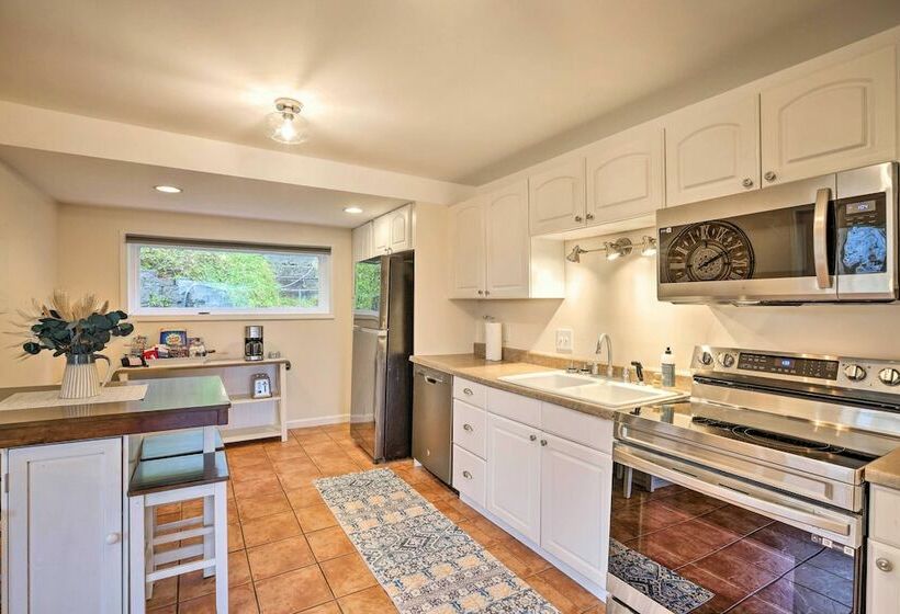 Anacortes Home: Short Walk To Similk Bay!