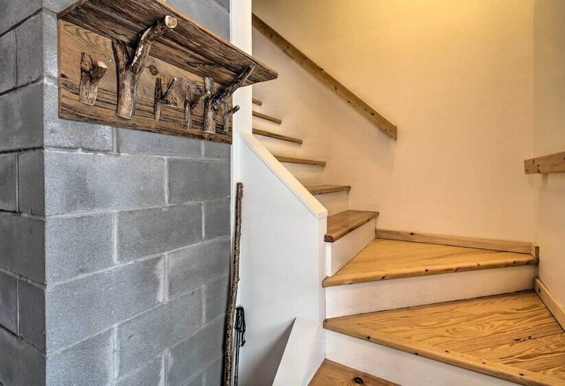 Architect Designed Franconia Home: Hot Tub & Views