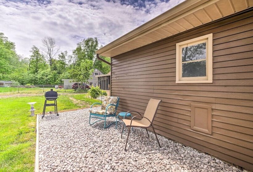 Ashtabula Home Near Walnut Beach + Eateries!