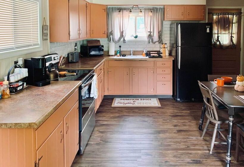 Ashtabula Home Near Walnut Beach + Eateries!