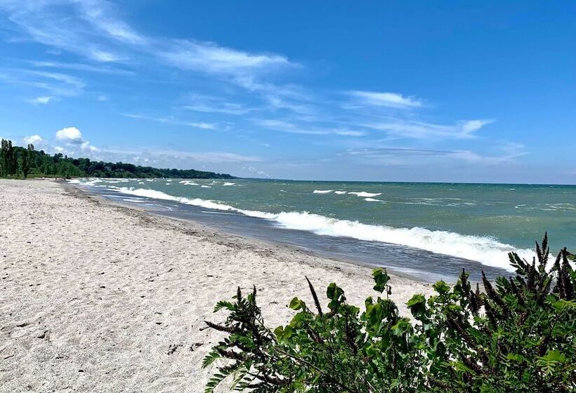 Ashtabula Home Near Walnut Beach + Eateries!