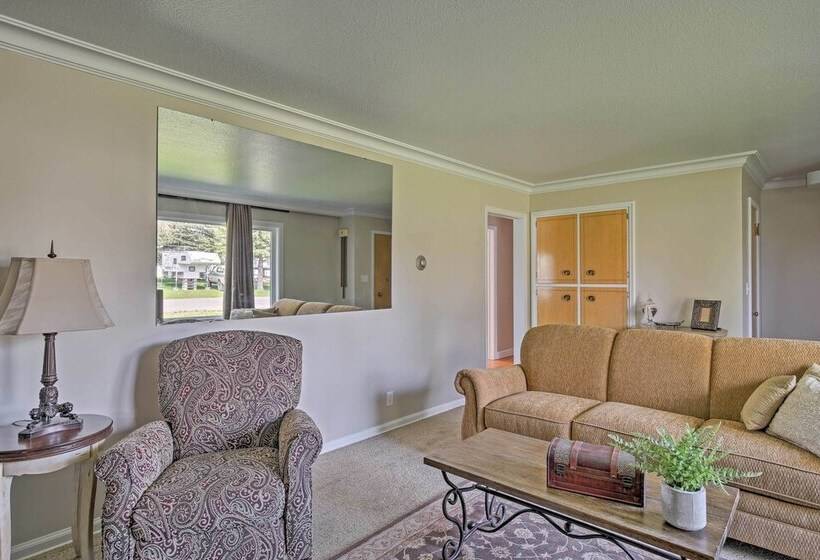 Ashton Escape W/ Yard: 56 Mi To West Yellowstone!