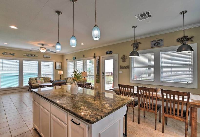 Ocean View & Grill: Crystal Beach Bungalow!