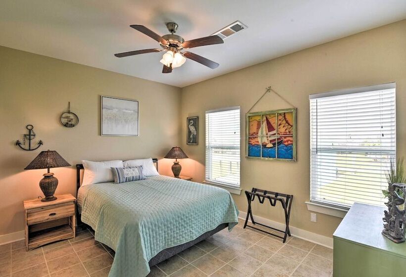 Ocean View & Grill: Crystal Beach Bungalow!