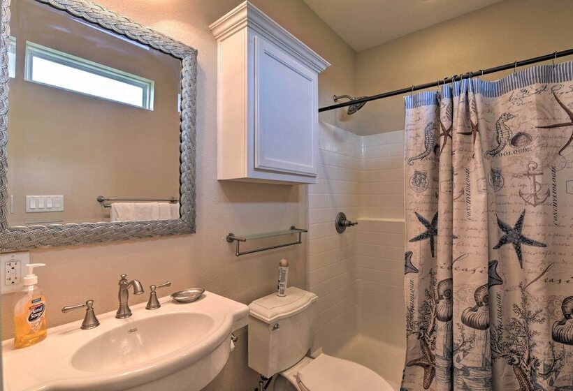 Ocean View & Grill: Crystal Beach Bungalow!