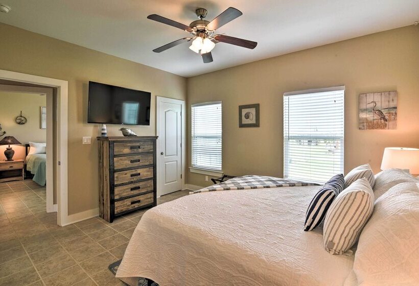 Ocean View & Grill: Crystal Beach Bungalow!