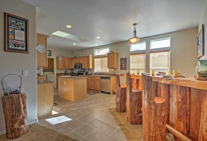 Beautiful Kanab Home W/ Yard   Walk To Restaurants