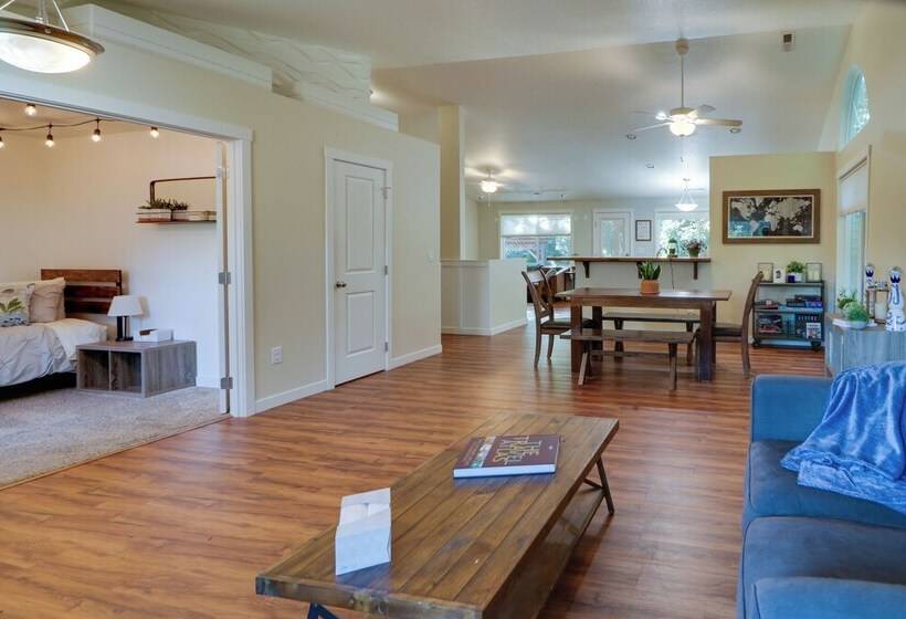 Beautiful Pet Friendly Washougal Home W/ Fire Pit!