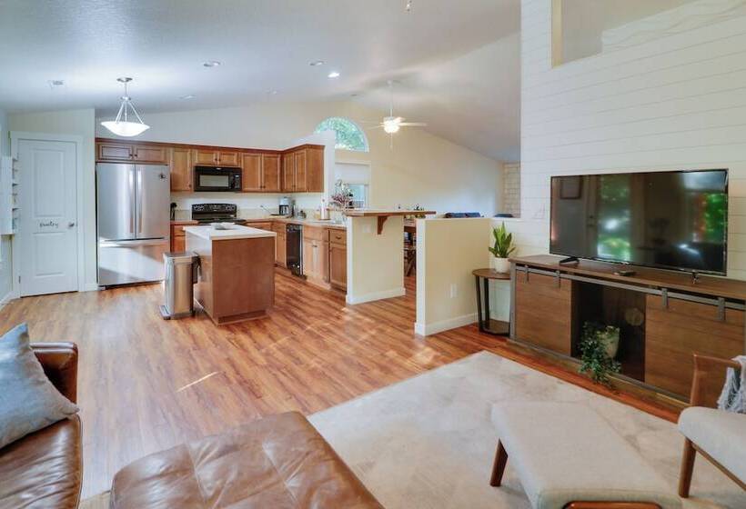 Beautiful Pet Friendly Washougal Home W/ Fire Pit!