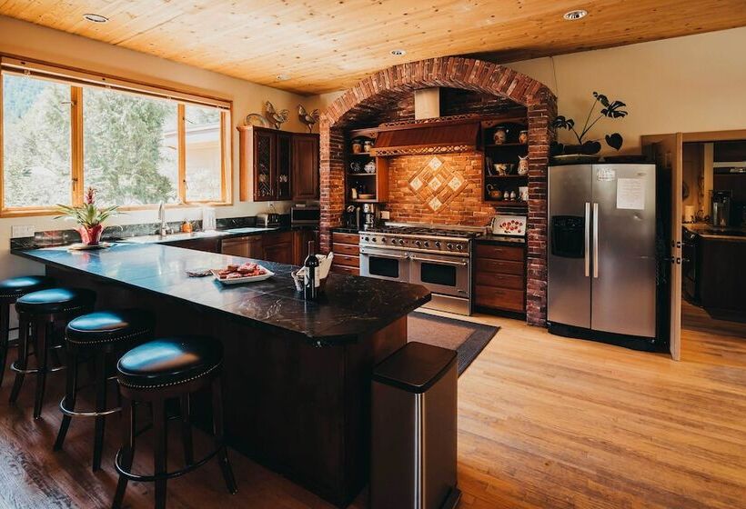 Big House Lodge    Cle Elum Retreat On 8 Acres!