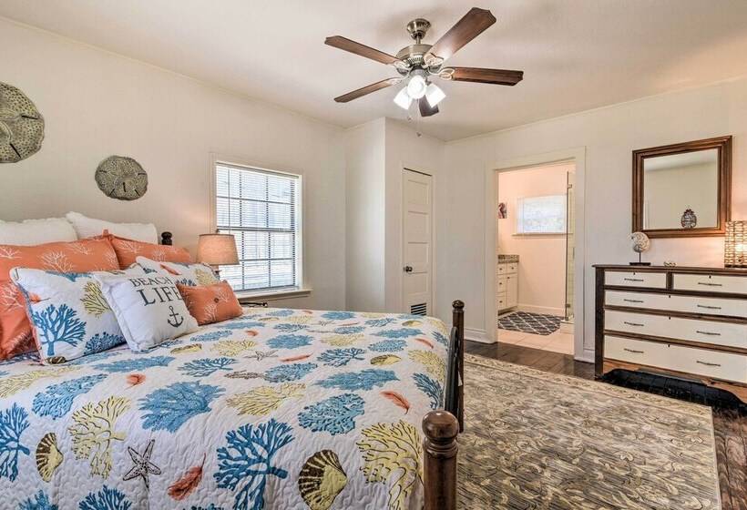 Blue Dolphin Cottage: Walk To Galveston Seawall!