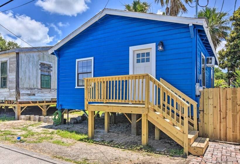 Blue Dolphin Cottage: Walk To Galveston Seawall!