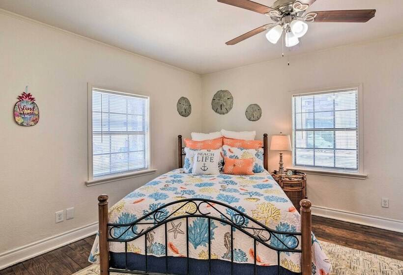 Blue Dolphin Cottage: Walk To Galveston Seawall!