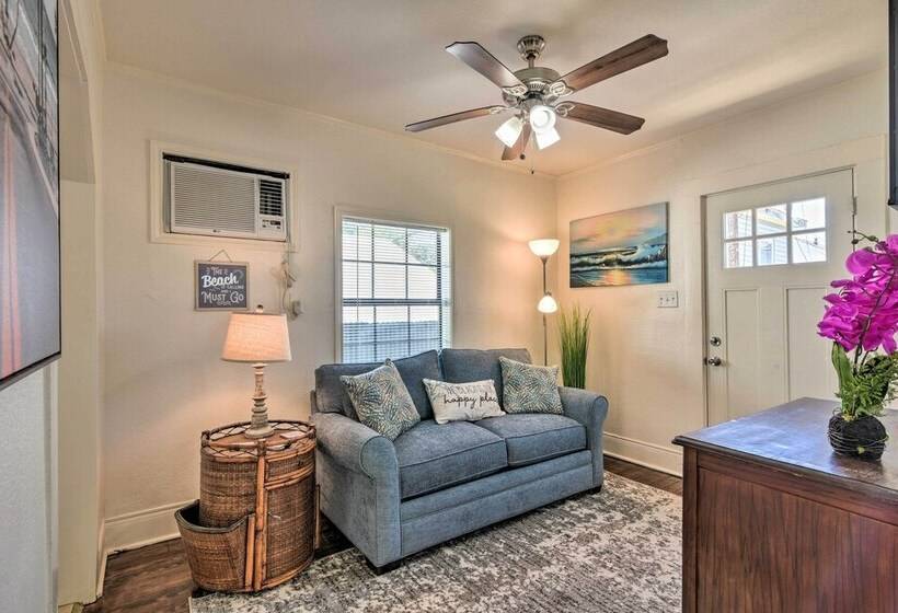 Blue Dolphin Cottage: Walk To Galveston Seawall!