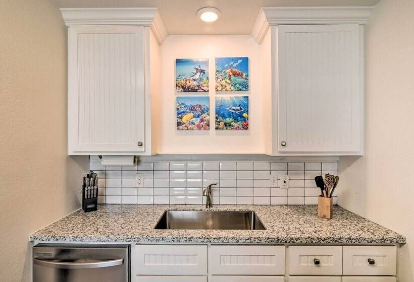 Blue Dolphin Cottage: Walk To Galveston Seawall!