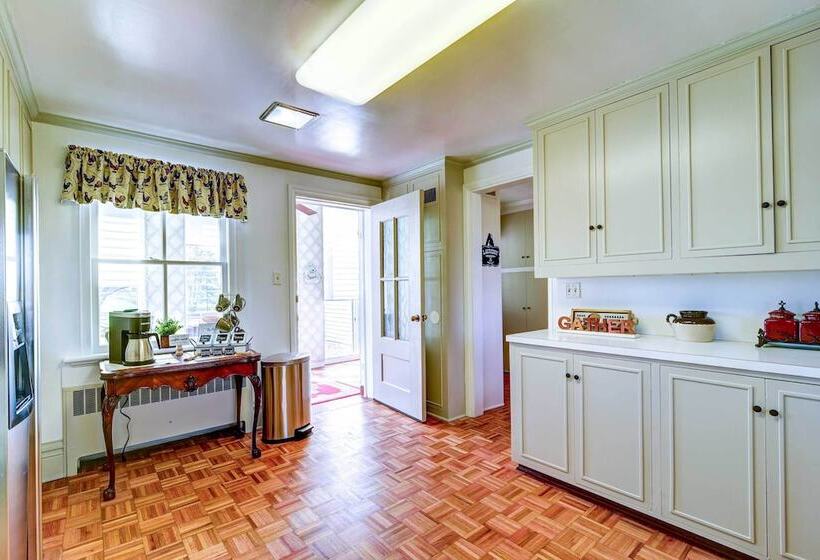 Bowling Green House W/ Shared Pool!