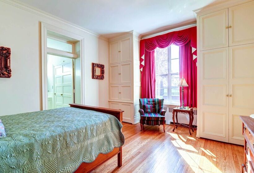 Bowling Green House W/ Shared Pool!