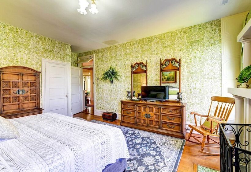 Bowling Green House W/ Shared Pool!