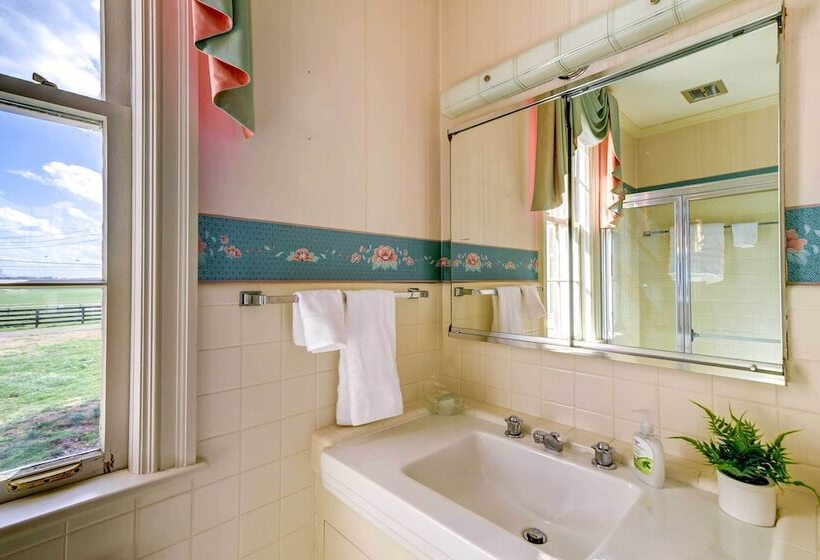 Bowling Green House W/ Shared Pool!